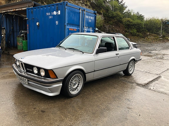 BMW 323i 9 of 23