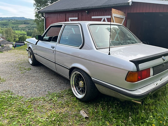 BMW 323i 3 of 23