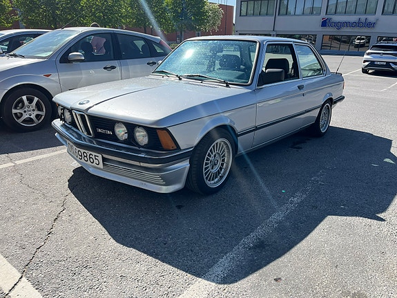 BMW 323i 7 of 23