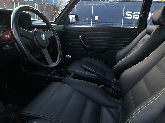 BMW 323i 17 of 23