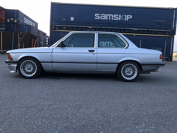 BMW 323i 10 of 23