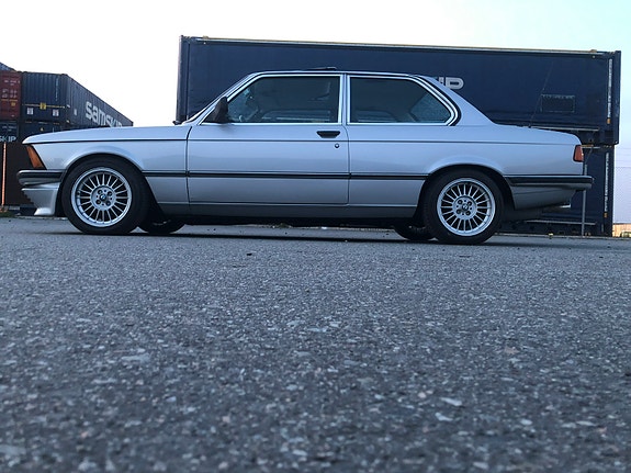 BMW 323i 12 of 23