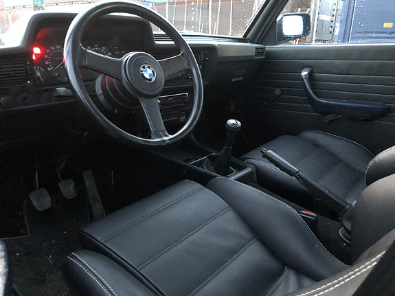 BMW 323i 19 of 23