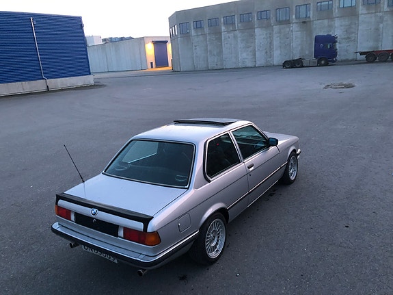 BMW 323i 21 of 23