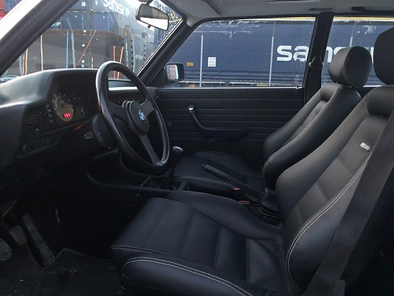 BMW 323i 16 of 23