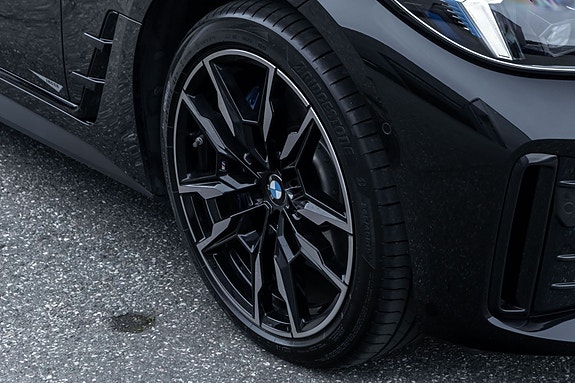 BMW i4 3 of 30