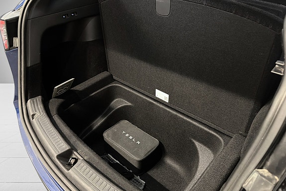 Tesla Model Y 26 of 28