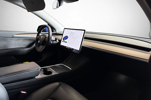 Tesla Model Y 25 of 28