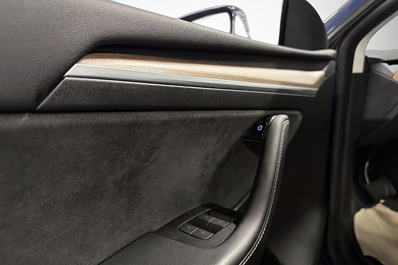 Tesla Model Y 16 of 28