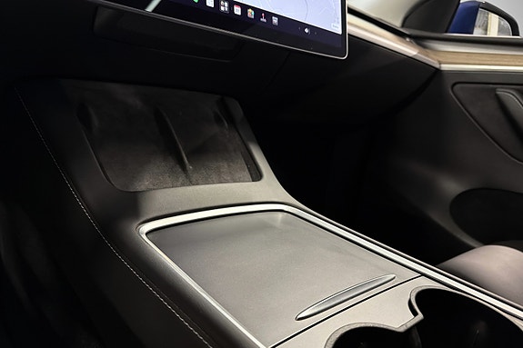 Tesla Model Y 23 of 28