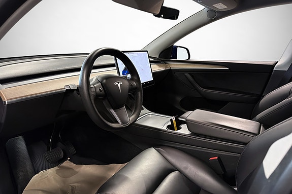 Tesla Model Y 12 of 28