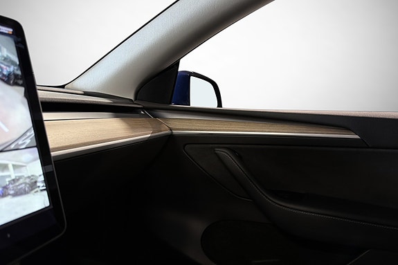 Tesla Model Y 24 of 28