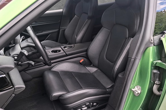 Porsche Taycan Cross Turismo 16 of 30