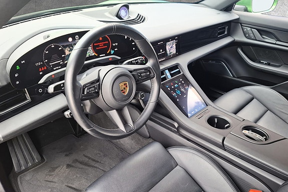 Porsche Taycan Cross Turismo 15 of 30