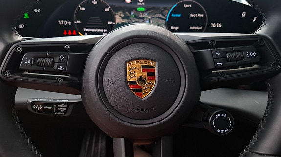Porsche Taycan Cross Turismo 25 of 30