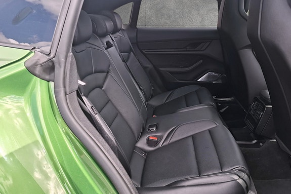 Porsche Taycan Cross Turismo 19 of 30