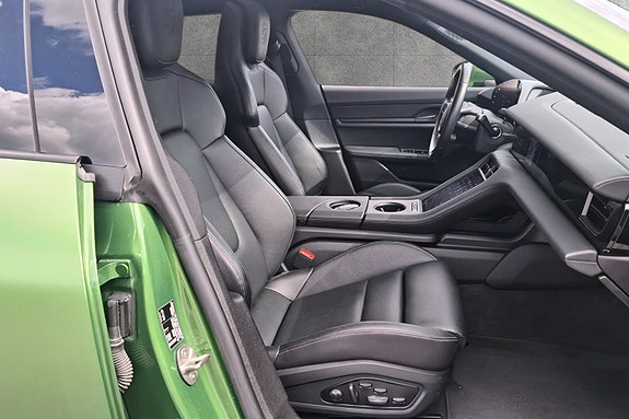 Porsche Taycan Cross Turismo 18 of 30