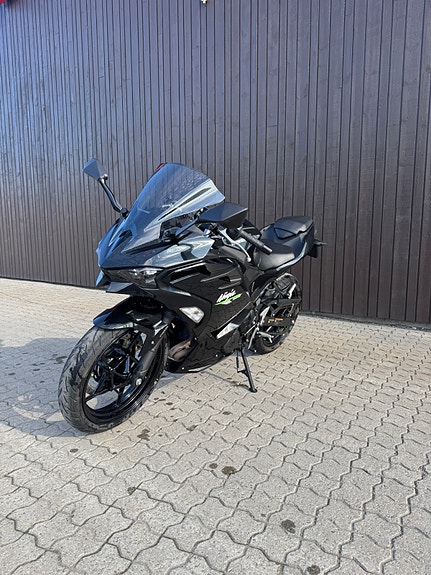 Kawasaki Ninja 500 2 of 7