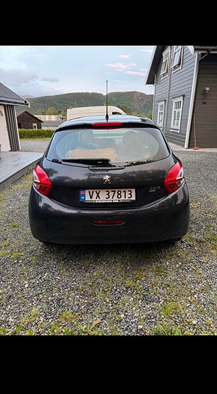 Peugeot 208 3 of 10