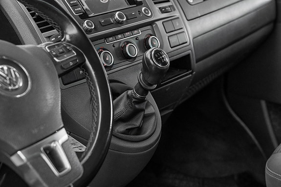 Volkswagen Multivan 16 of 24