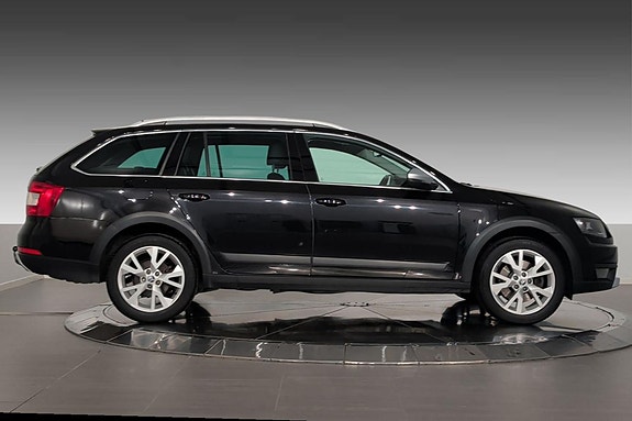 Skoda Octavia Scout 8 of 30