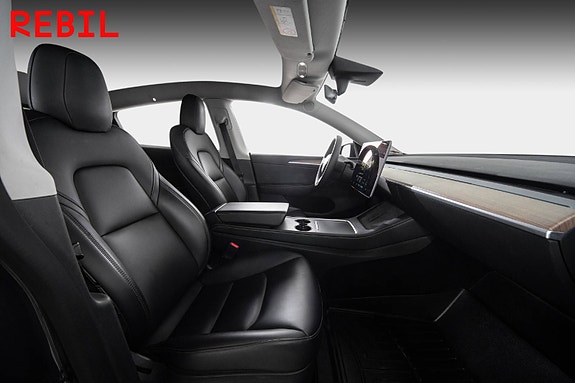 Tesla Model Y 23 of 28