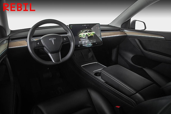 Tesla Model Y 9 of 28