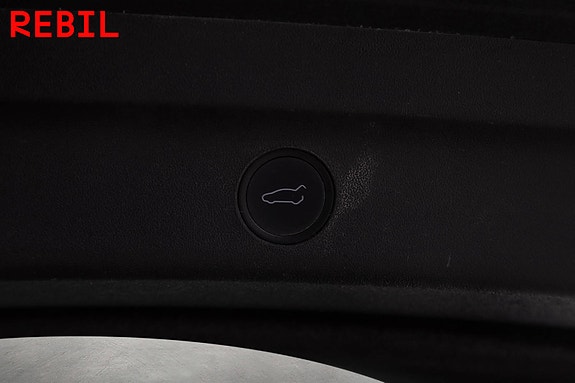 Tesla Model Y 26 of 28