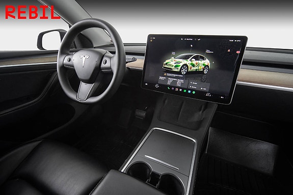 Tesla Model Y 14 of 28