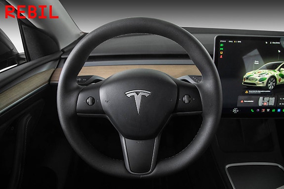 Tesla Model Y 12 of 28
