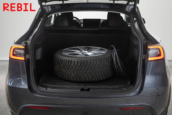Tesla Model Y 24 of 28