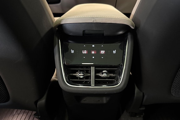 Volvo EX90 14 of 23