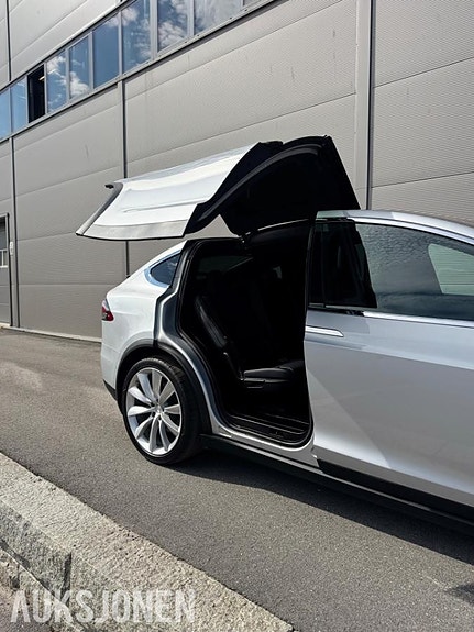 Tesla Model X 7 of 30
