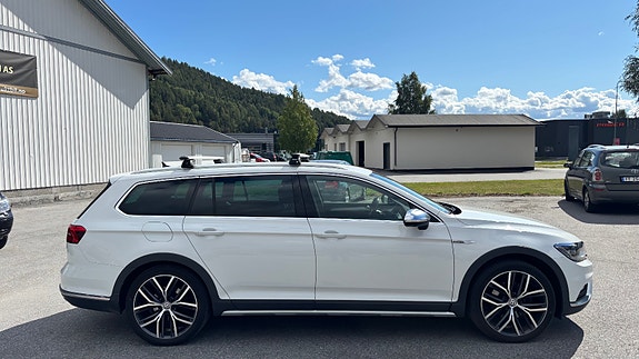 Volkswagen Passat Alltrack 2 of 30