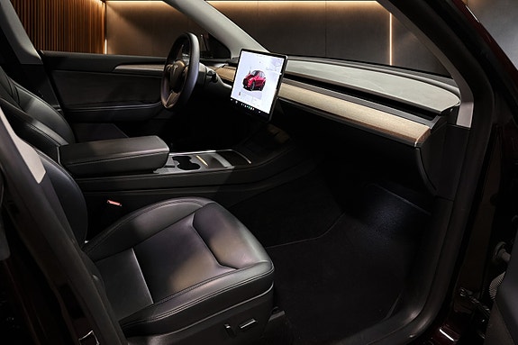 Tesla Model Y 15 of 30