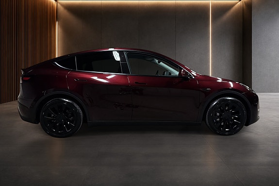 Tesla Model Y 9 of 30