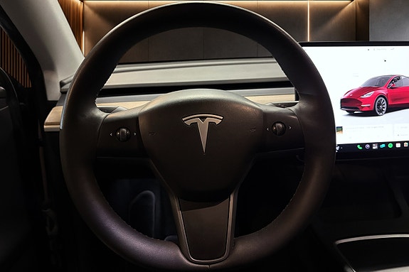 Tesla Model Y 19 of 30