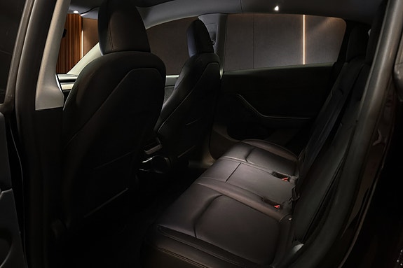 Tesla Model Y 16 of 30