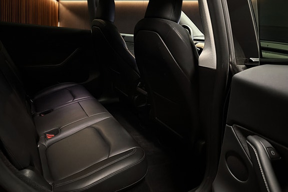 Tesla Model Y 17 of 30