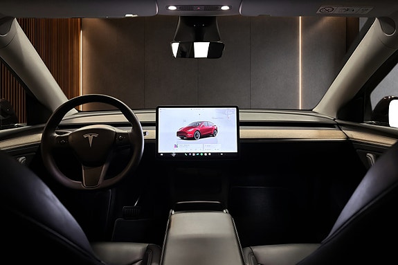 Tesla Model Y 18 of 30