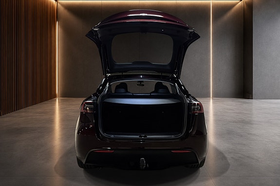 Tesla Model Y 5 of 30