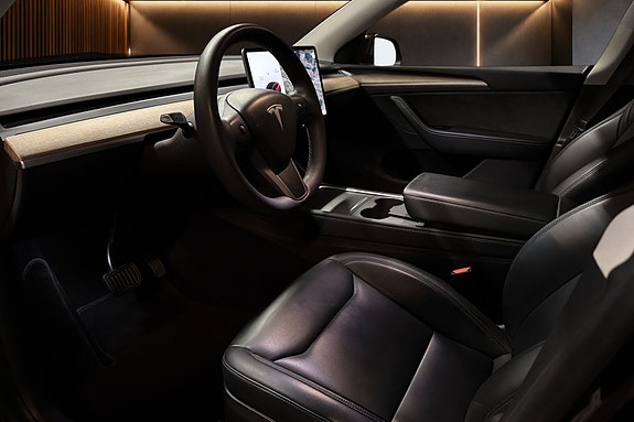 Tesla Model Y 14 of 30