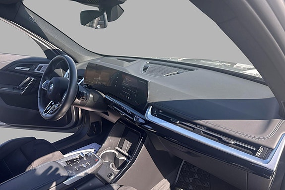 BMW iX1 10 of 18