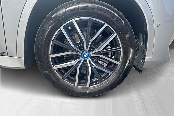 BMW iX1 5 of 18