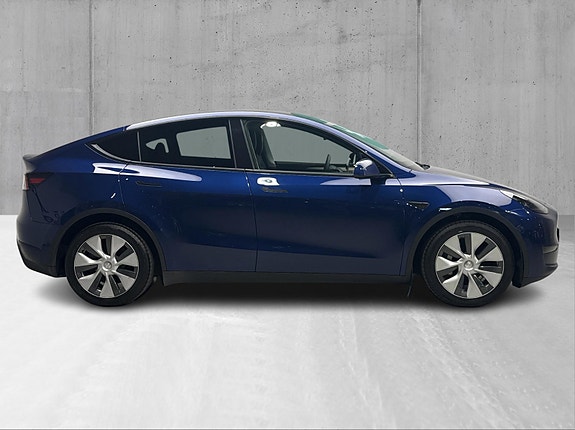 Tesla Model Y 3 of 23
