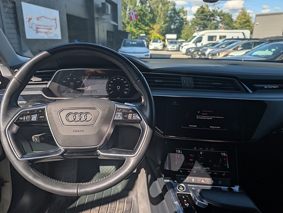 Audi e-tron 14 of 24