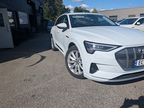 Audi e-tron 2 of 24