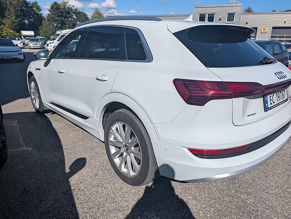 Audi e-tron 23 of 24
