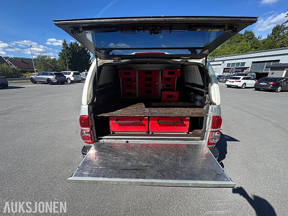 Toyota HiLux 23 of 30