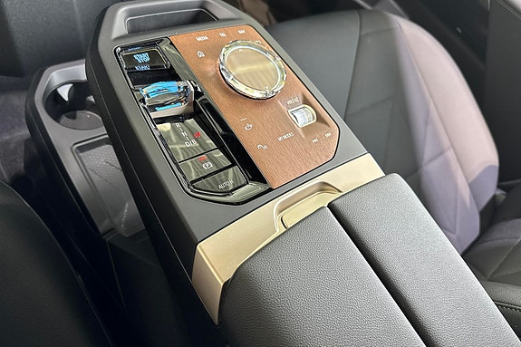 BMW iX 10 of 15